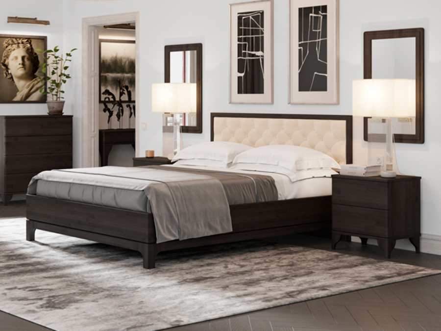 кровать из массива с мягким изголовьем